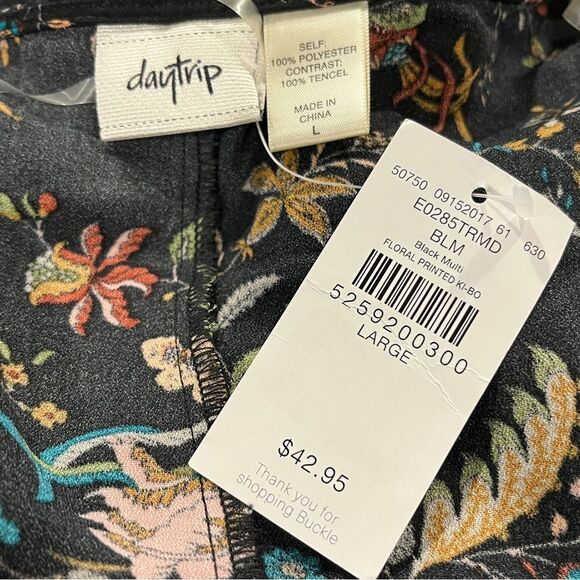 Daytrip Buckle Floral zip up Top with bat sleeves size large - Picture 8 of 12